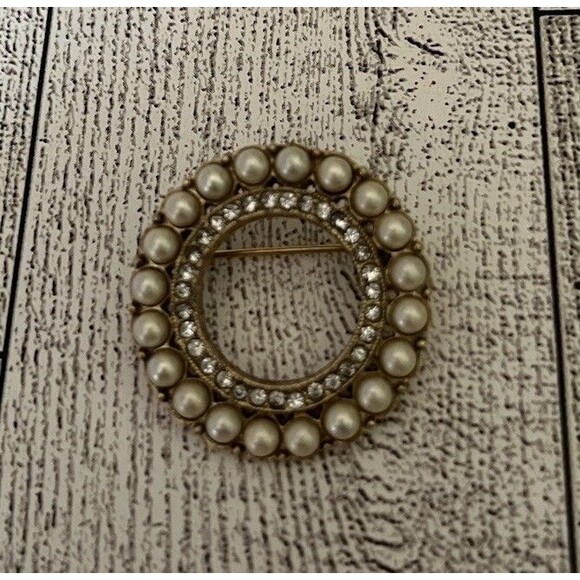 Vintage Seed Pearl Rhinestone Open Circle Wreath Brooch Pin Gold Tone 1" - Picture 1 of 5